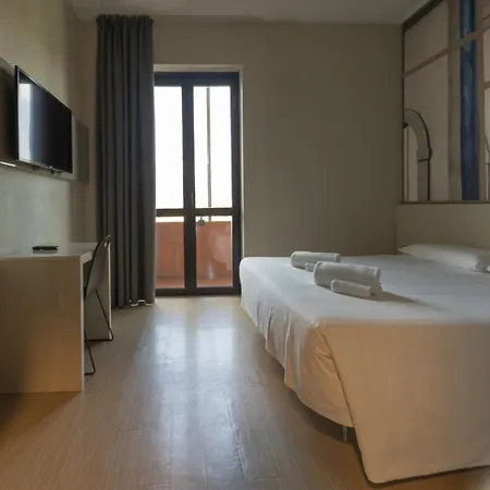 Hotiday Guidoni فندق 3*