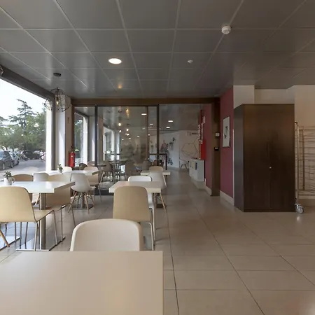 Hotiday Guidoni فندق